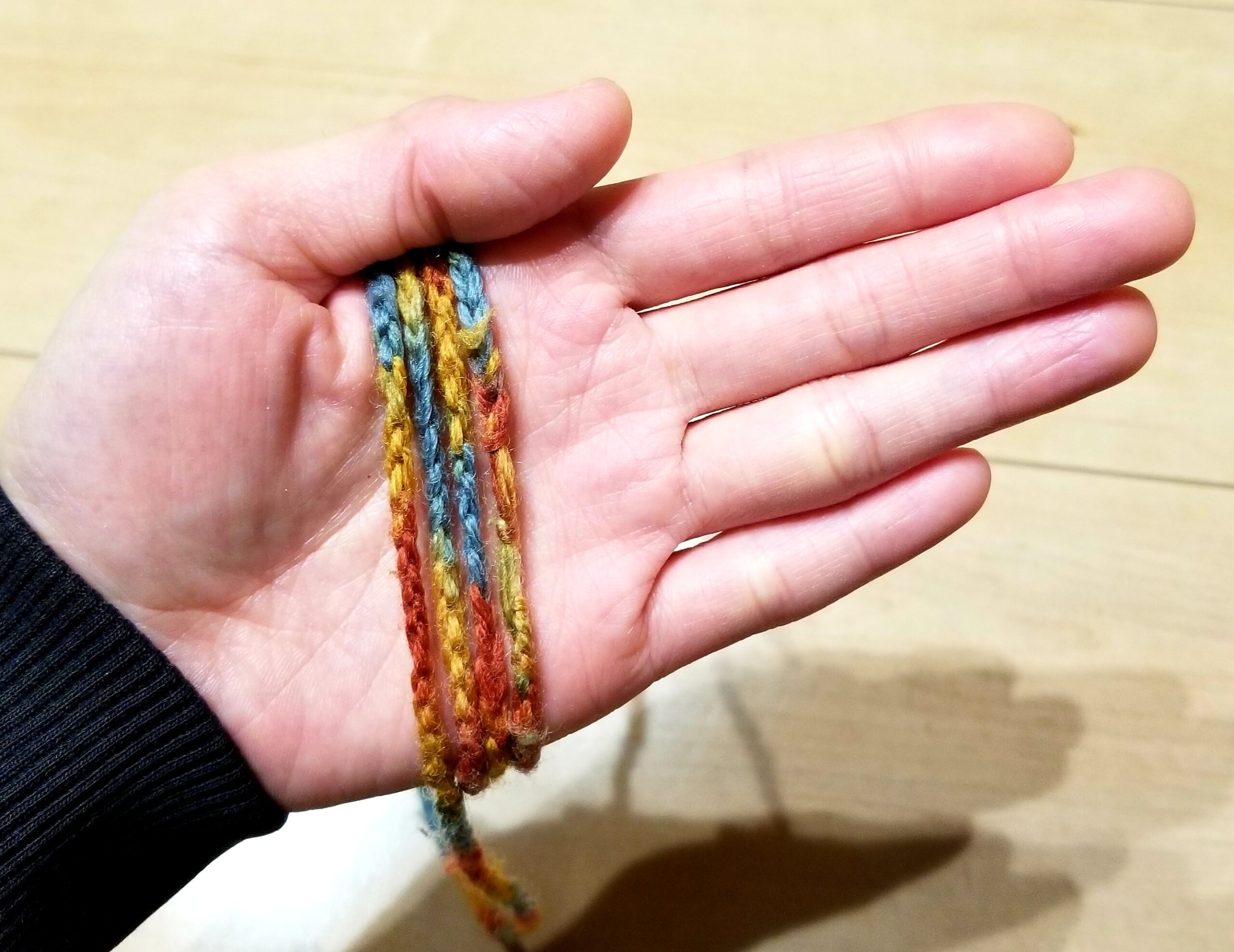 あやとり紐の作り方 指編みで簡単に結び目の目立たないあやとり紐を作ろう 三児ママの楽しい子育てdiy